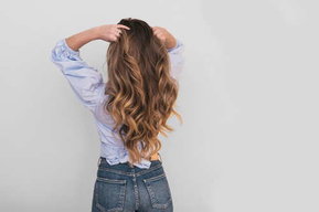 Frau mit langen, lockigen Haaren